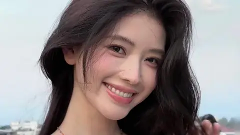 女司机站车顶砸车